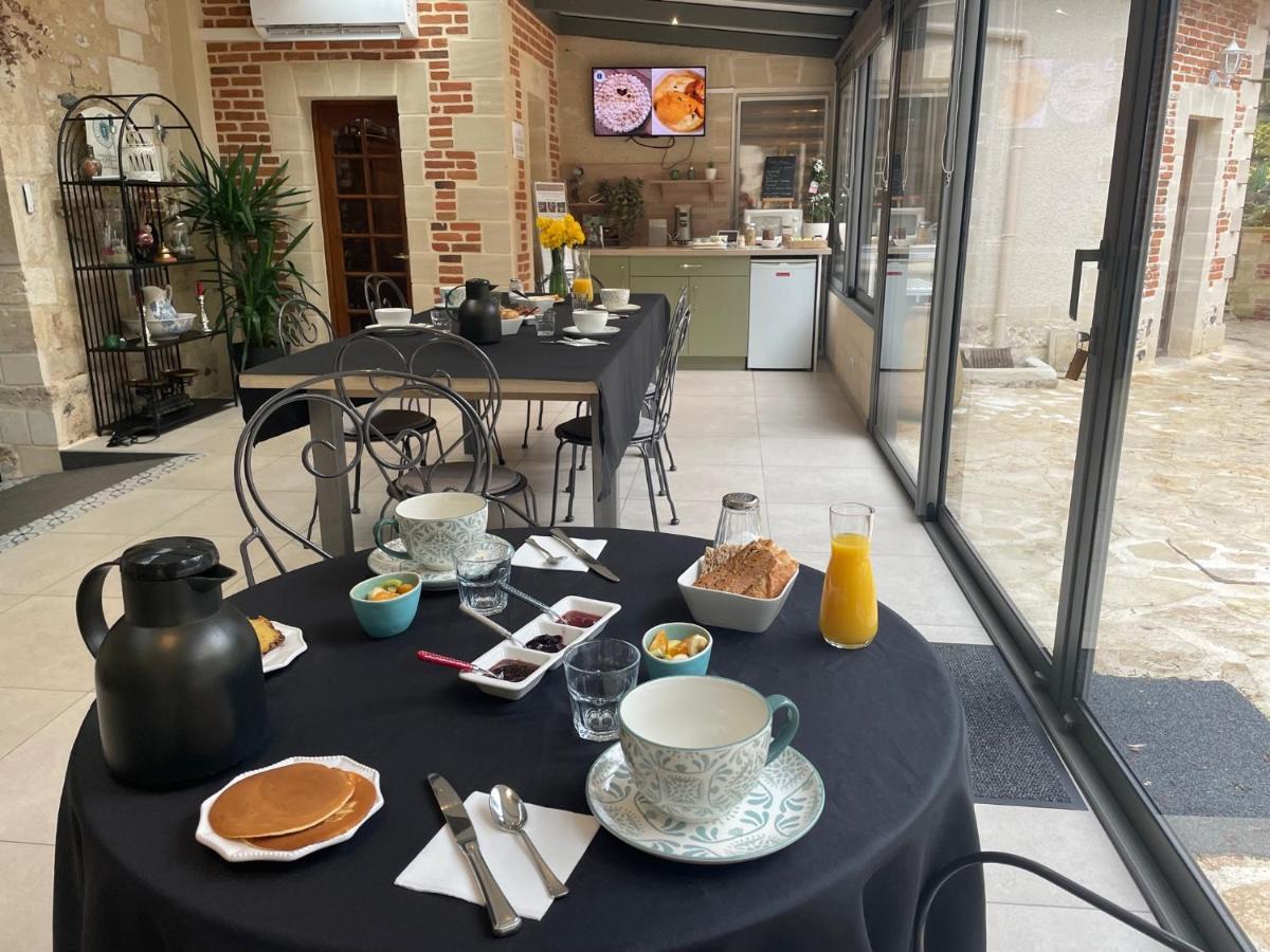 Le Prieure Des Fontaines Les Preaux Exterior foto