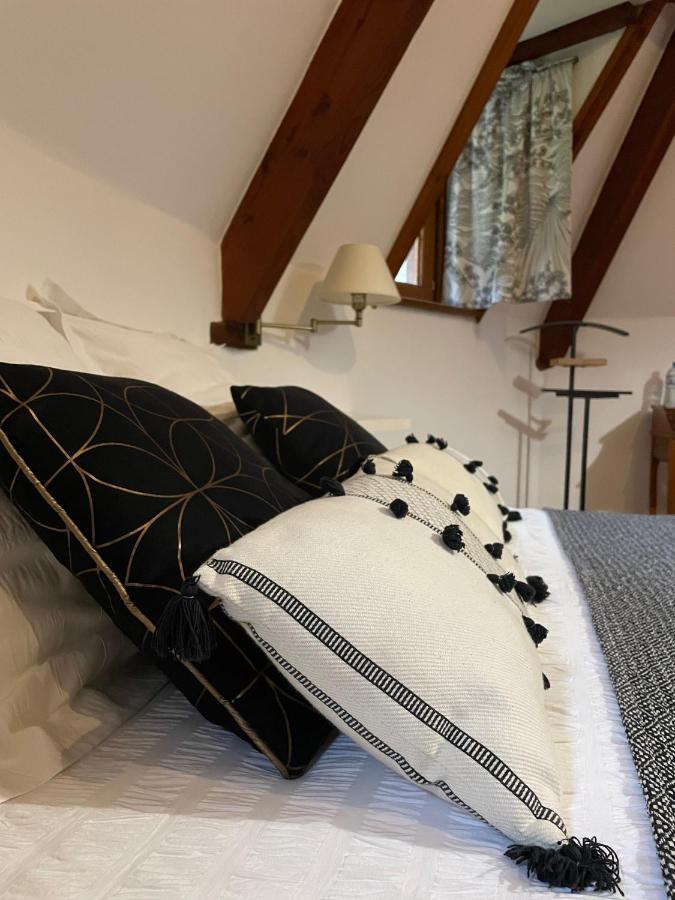 Le Prieure Des Fontaines Les Preaux Exterior foto